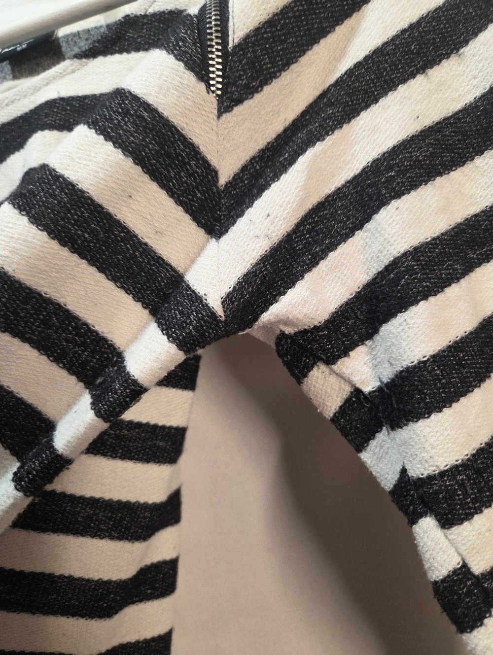 Y2k Striped Sz M Long Sleeve Sweater With Zipper Detail Long Cuff Grunge Goth - Picture 10 of 15